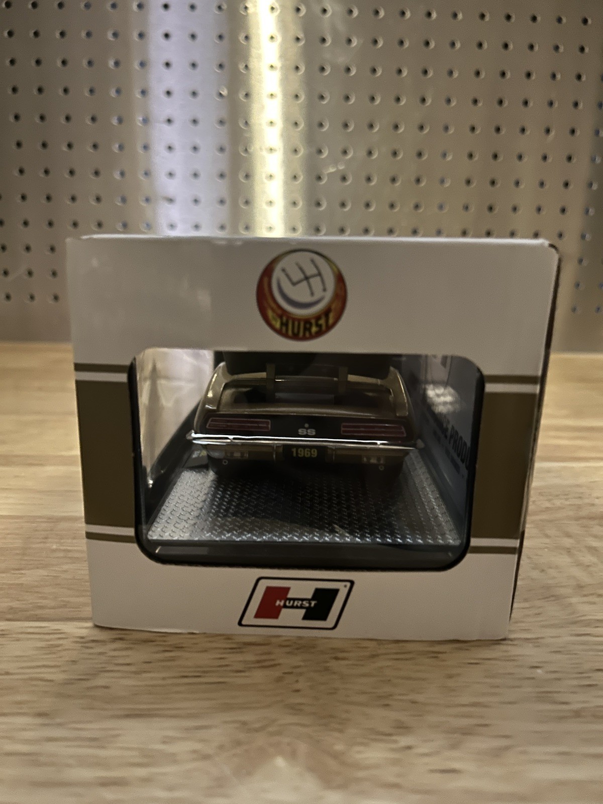 M2 Machines 1969 Chevrolet Camaro SS R/S (Bronze) 1:24 – Hurst R92 21-24