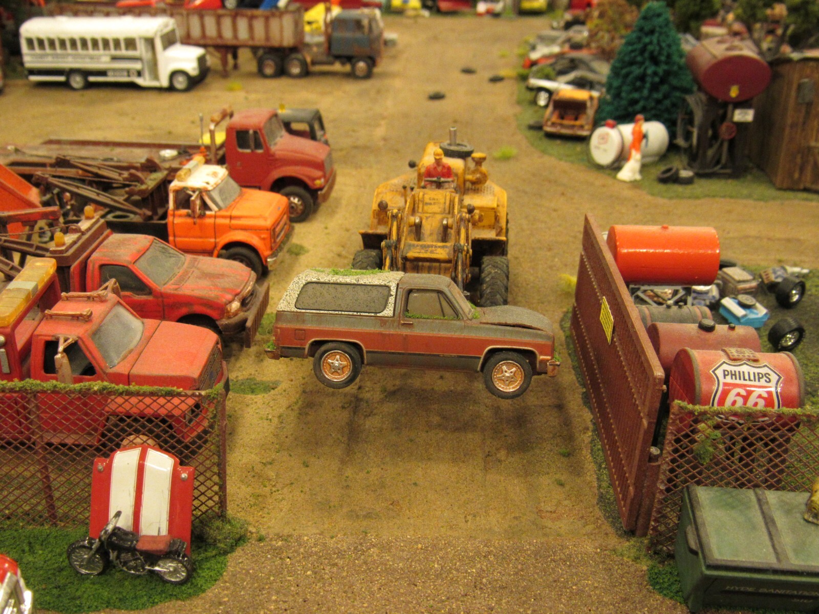 CUSTOM BUILT WEATHERED RUSTY JUNK PARTS YARD 1980’s CHEVY K5 BLAZER 4X4 1:64/