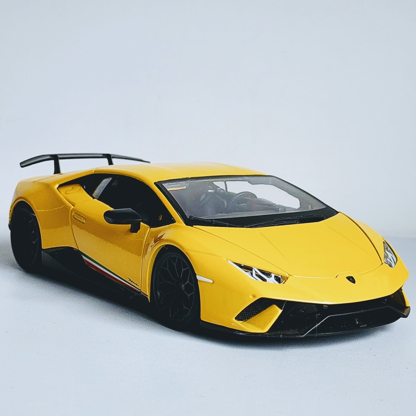 Maisto Special Edition Lamborghini Huracan Performante 1:18 Yellow Diecast