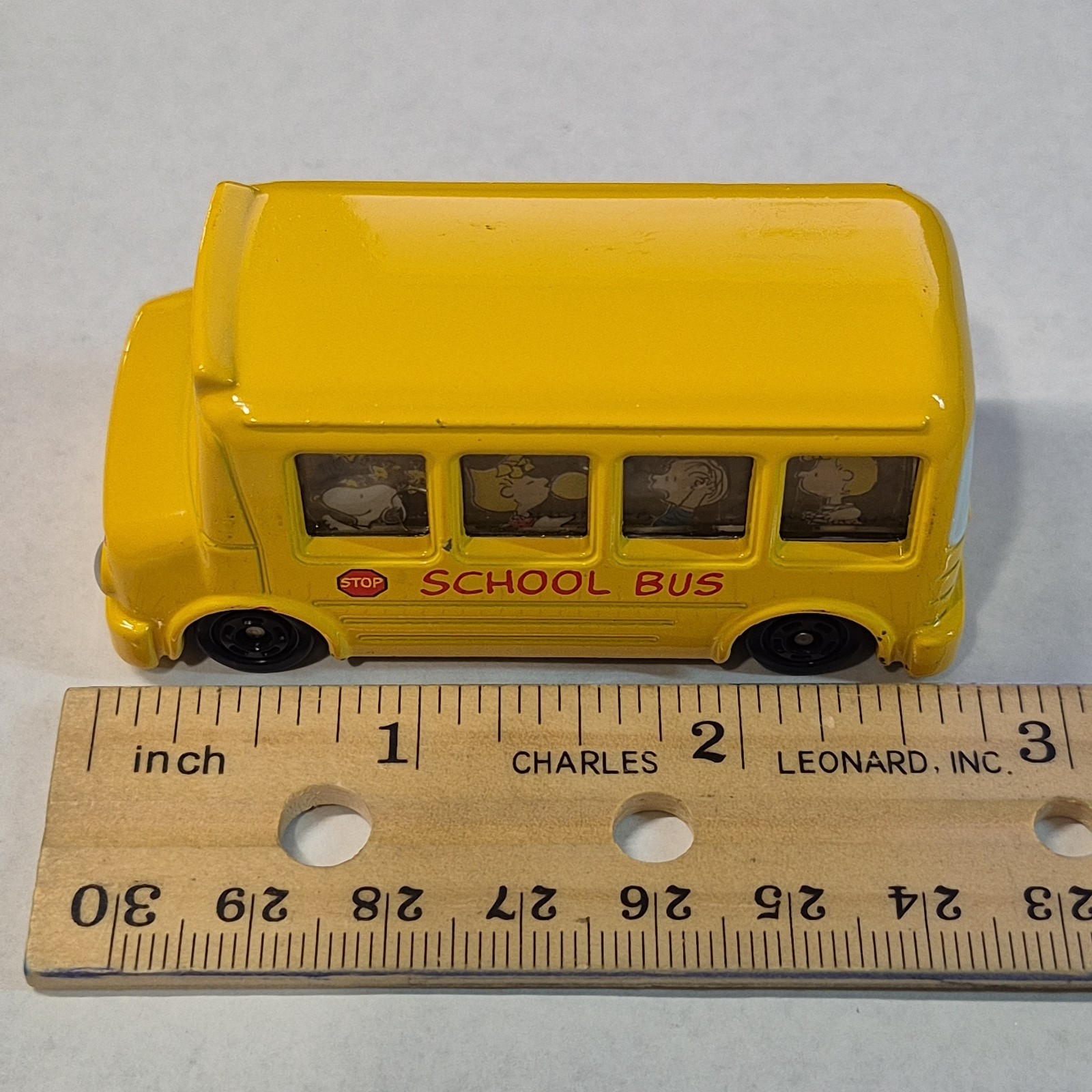 2012 Takara Tomy Dream Tomica #154 Peanuts Gang Snoopy Yellow School Bus Diecast