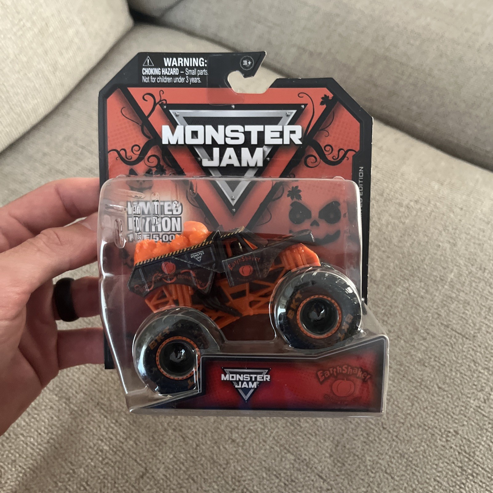 Spin Master Earth Shaker Pumpkin Co. Limited Edition Monster Jam 1:64 Truck