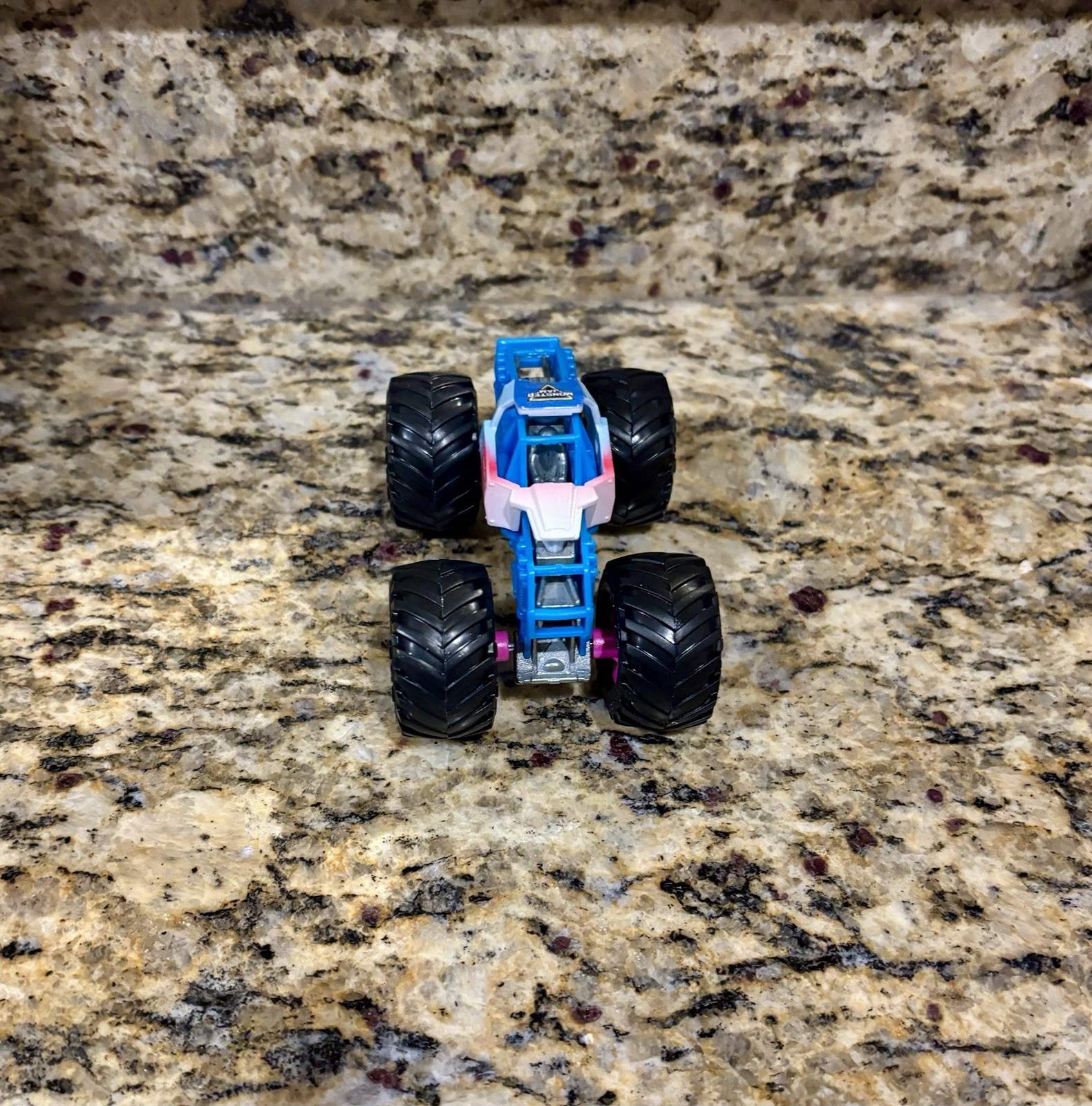 Spin Master Monster Jam Sparkle Smash TRAINING Truck New 1:64