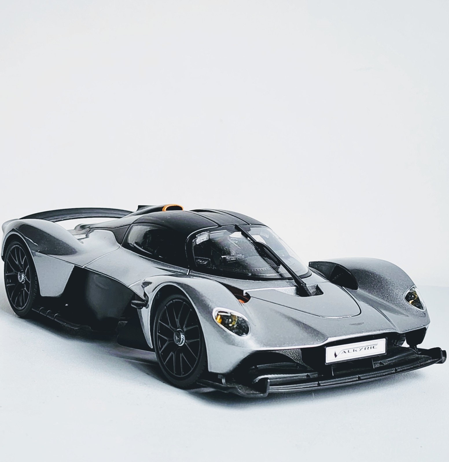 Maisto Special Edition Aston Martin Valkyrie Silver 1:18 Diecast
