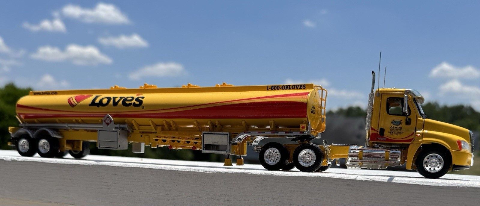 Tonkin 1/53 Loves Freightliner Cascadia Day Cab Fuel Tanker Semi Limited Edition