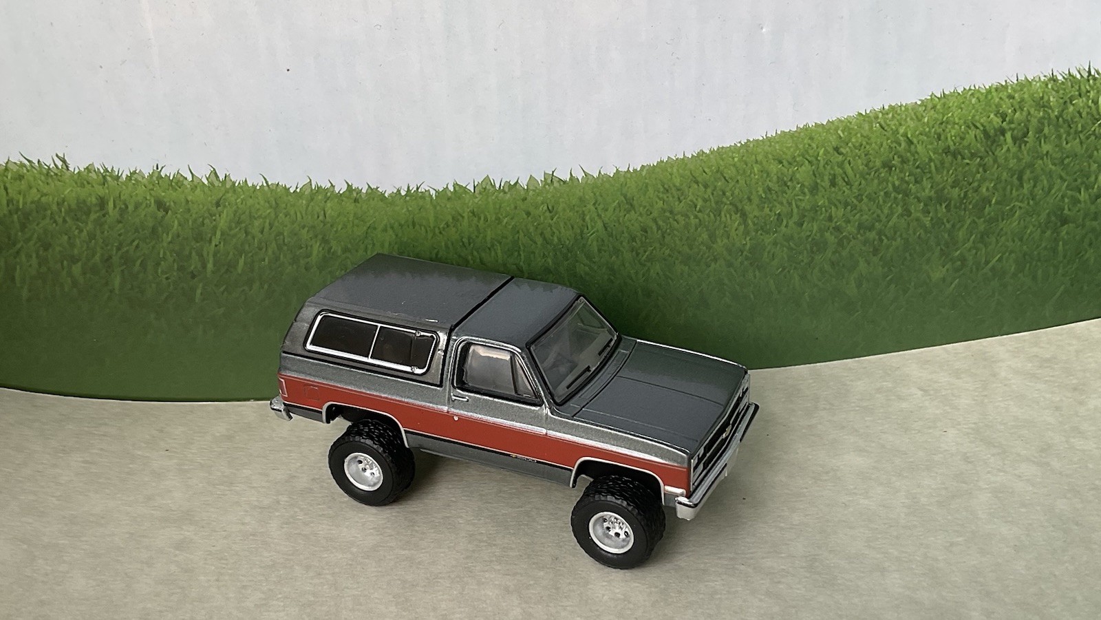 Greenlight 1990 CHEVROLET KS BLAZER Lifted Gray / red REMOVABLE TOP Chevy