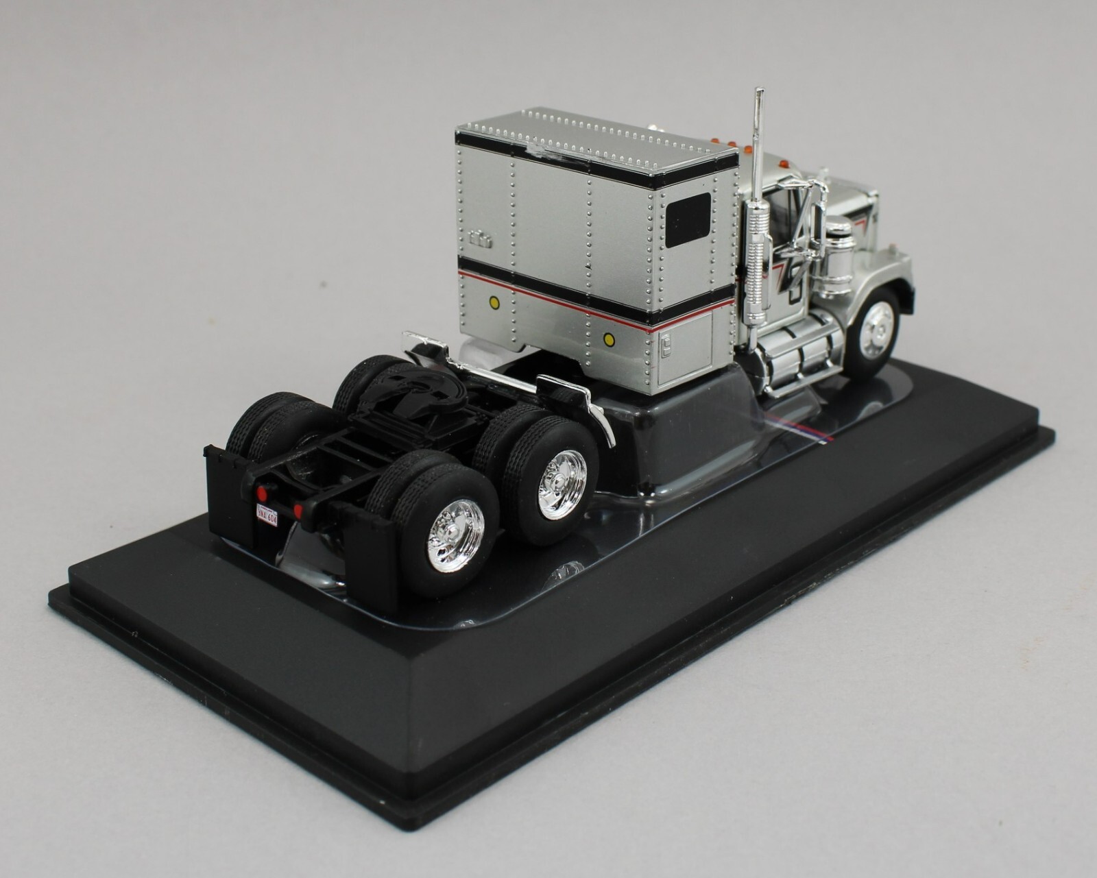 1:64 IXO Models *SILVER & BLACK* 1980 GMC General Semi Truck *NIB*