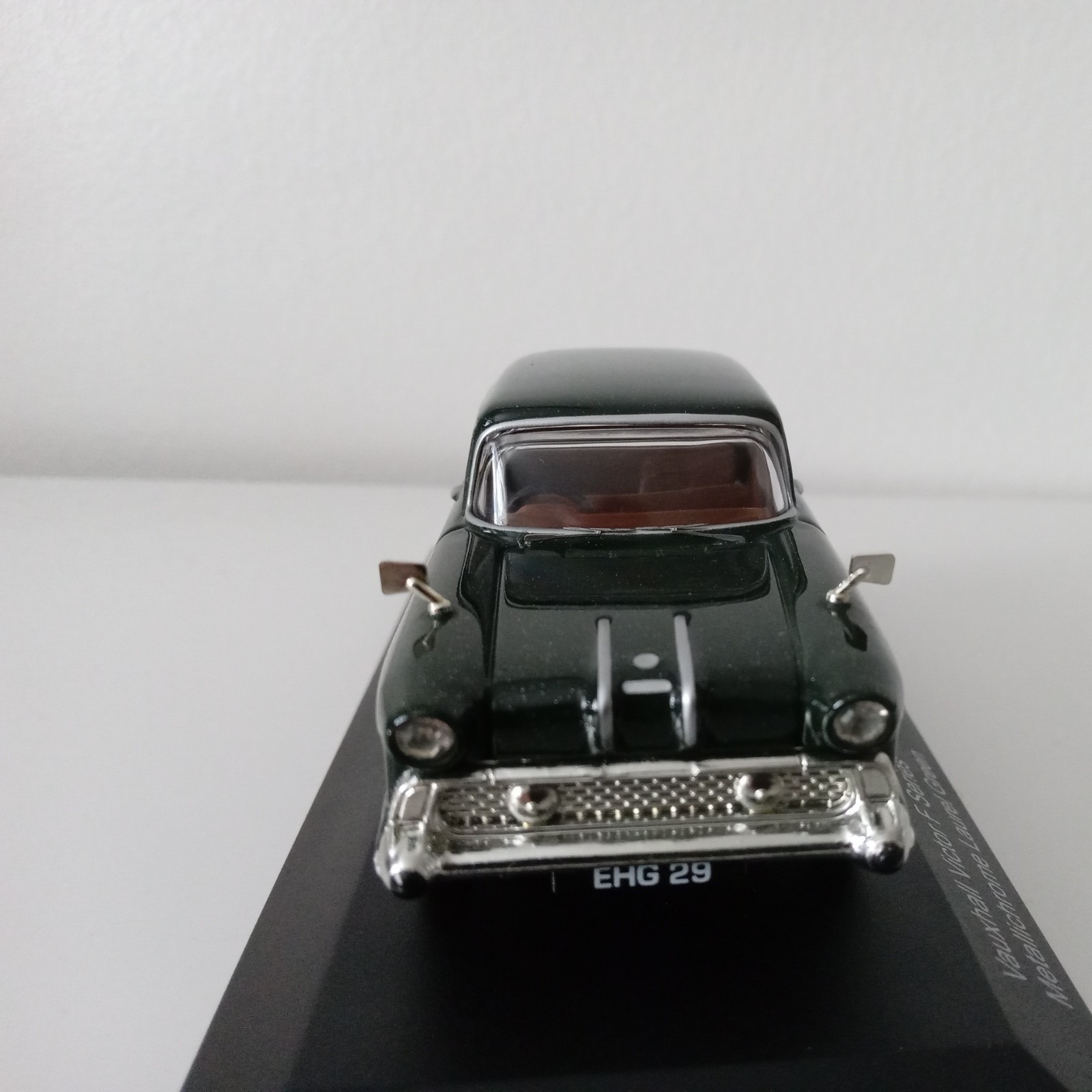 Vanguards VA03809 Vauxhall Victor F Series Metallichrome Laurel Green 1/43 Scale