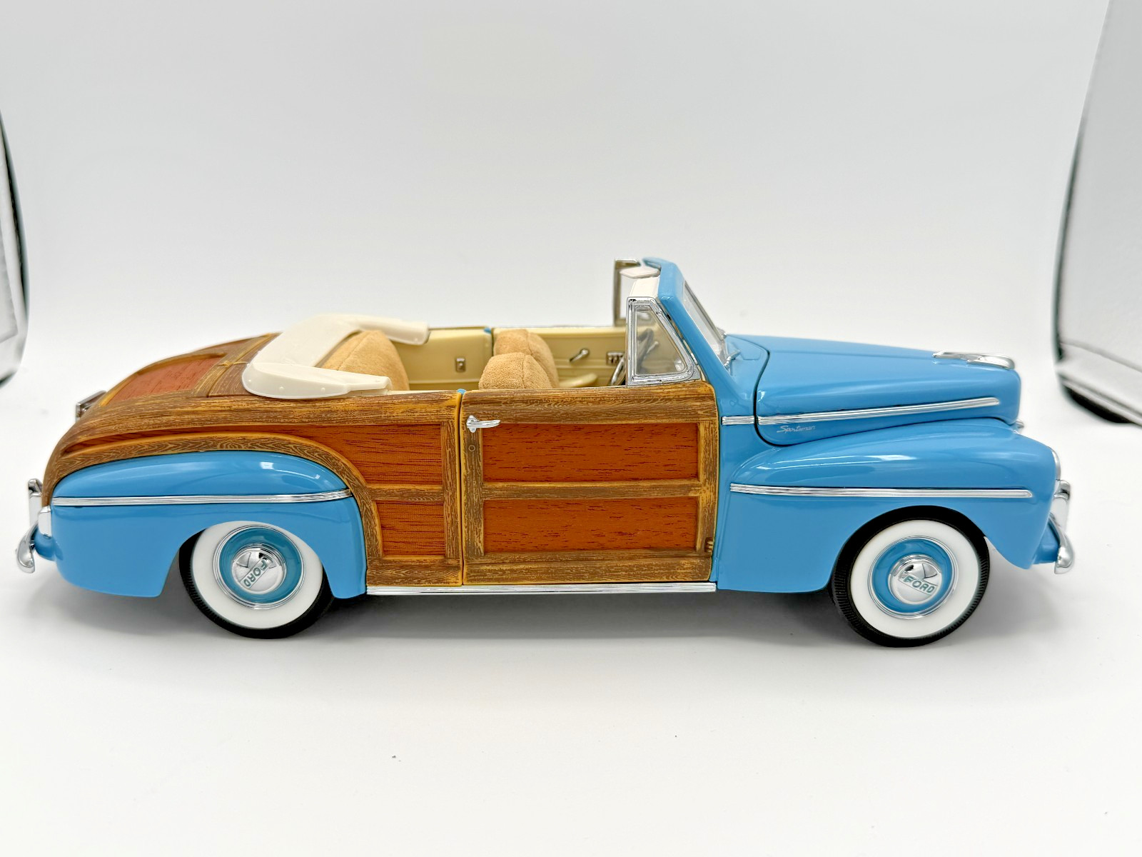 Signature Models Ford Sportsman Super Deluxe 1946 Blue Wood Panel Loose 1/18