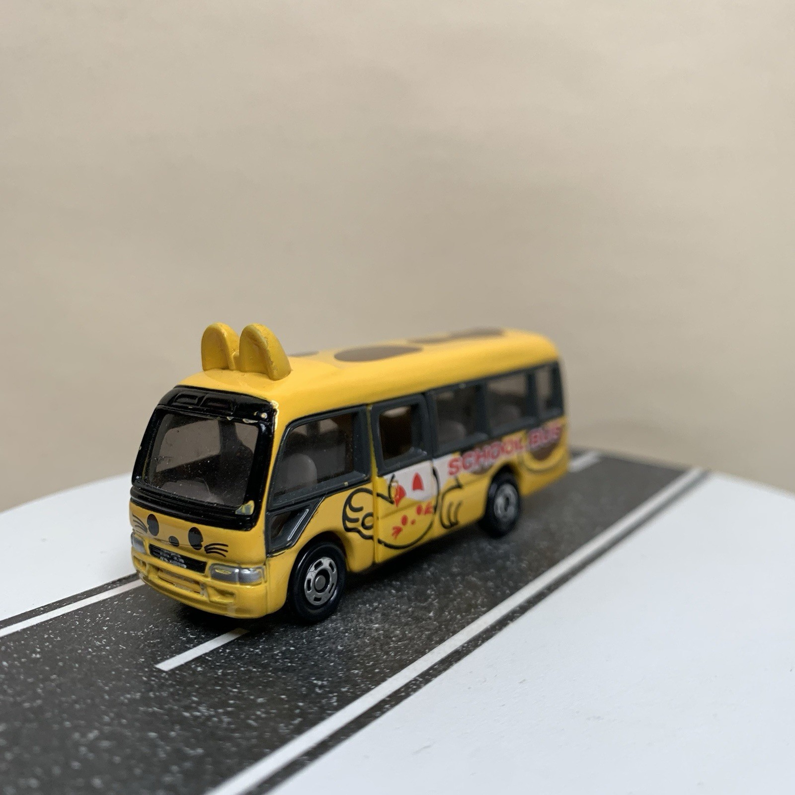 Tomy Tomica #92 Toyota Coaster Kindergarten Cat Animal School Bus Yellow 1/89