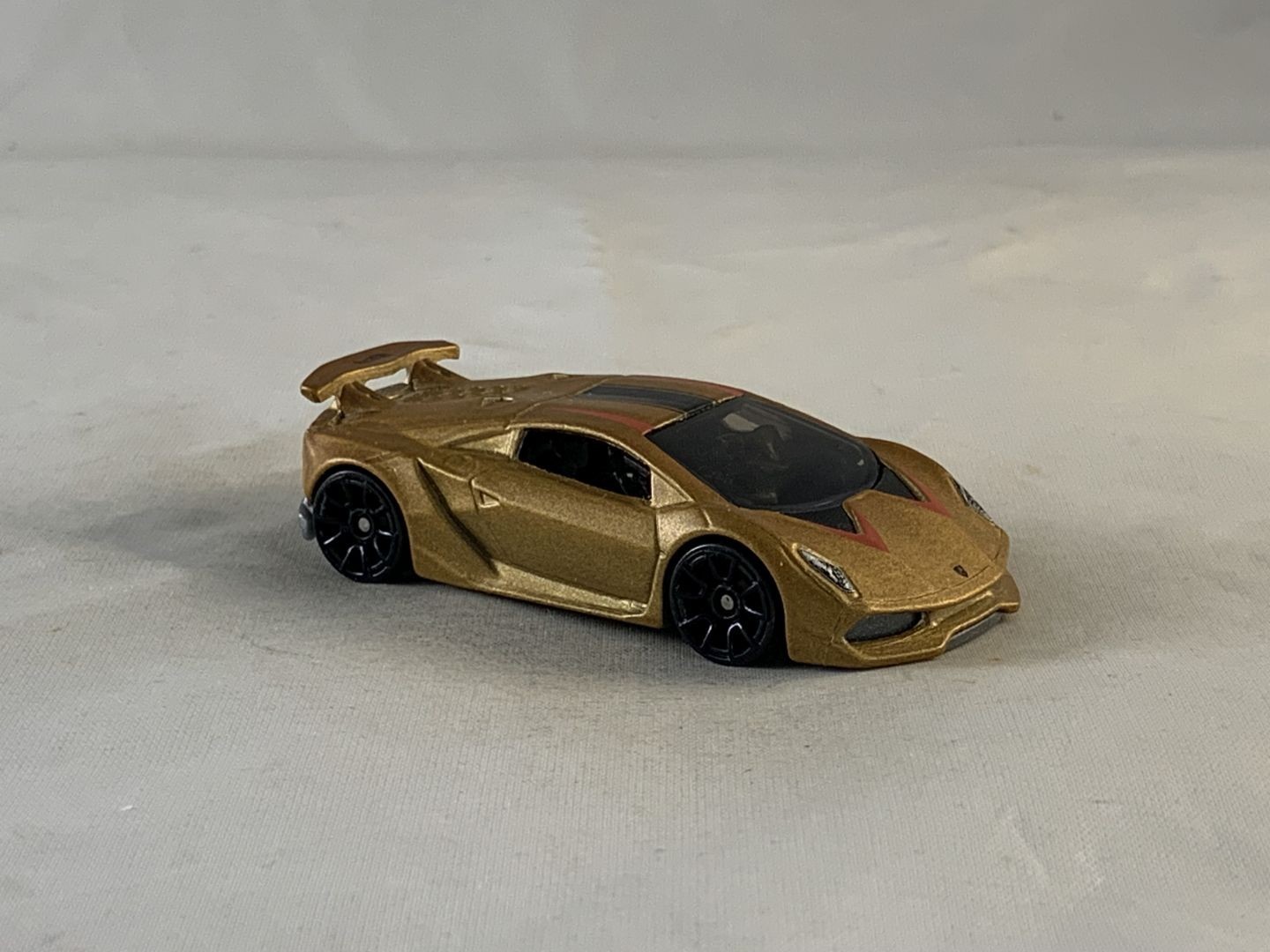 Hot Wheels Lamborghini Sesto Elemento 2018 HW Exotics Gold TRAP5s