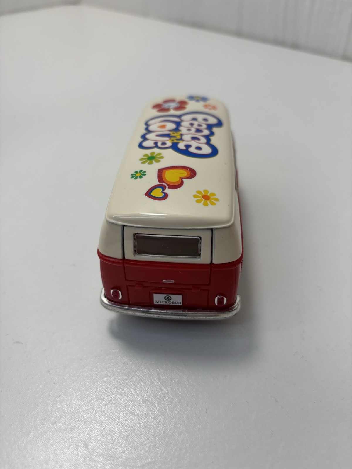 Kintoy Die-Casting 1962 5″ Red Volkswagen Peace & Love Hippie Bus 1:32 Pull & Go