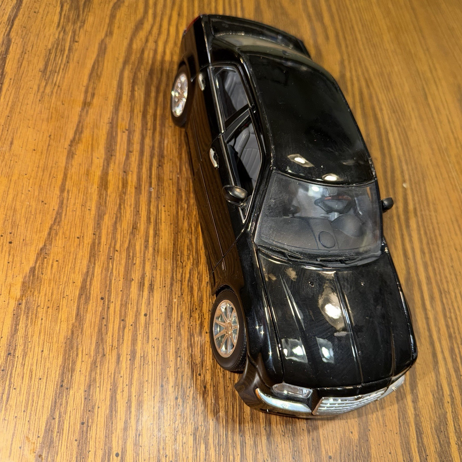 Maisto 2005 Chrysler 300C Hemi Black 1:18 Diecast Collectable Car
