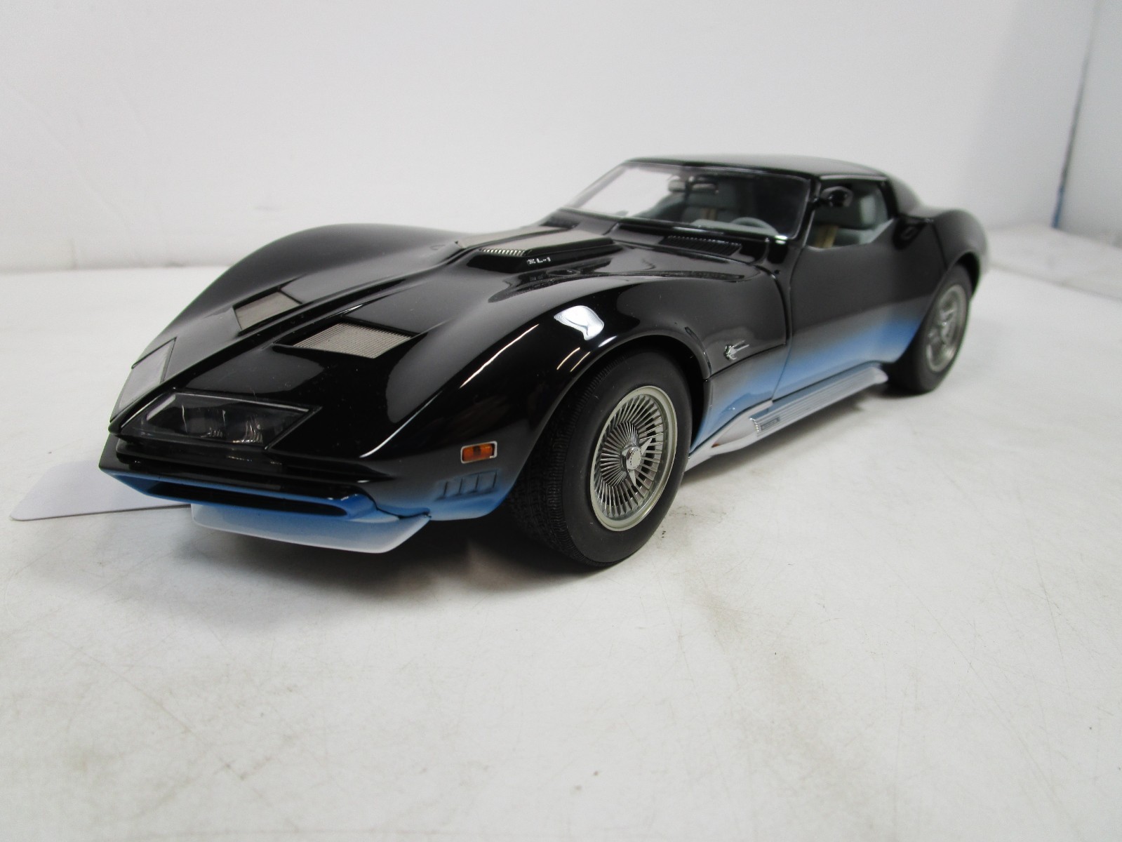 AUTOART 1/18 CHEVY MANTA RAY CORVETTE CONCEPT *READ DESCRIPTION* NO BOX