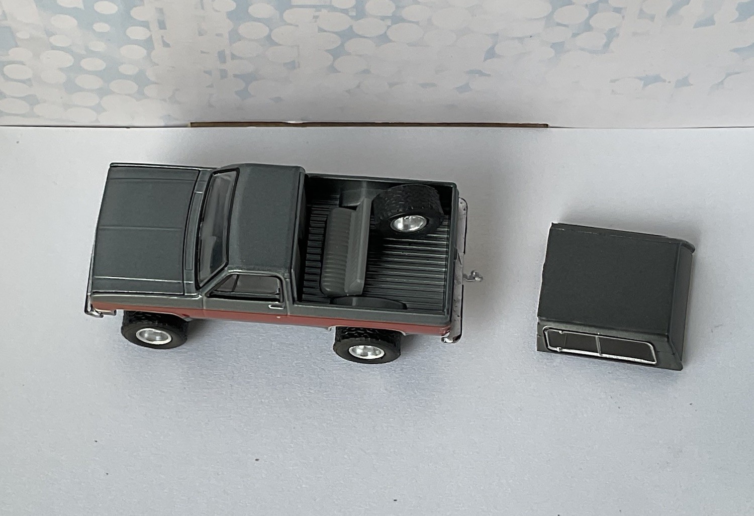 Greenlight 1990 CHEVROLET KS BLAZER Lifted Gray / red REMOVABLE TOP Chevy
