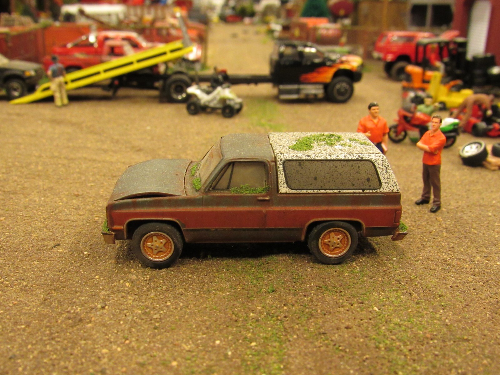 CUSTOM BUILT WEATHERED RUSTY JUNK PARTS YARD 1980’s CHEVY K5 BLAZER 4X4 1:64/