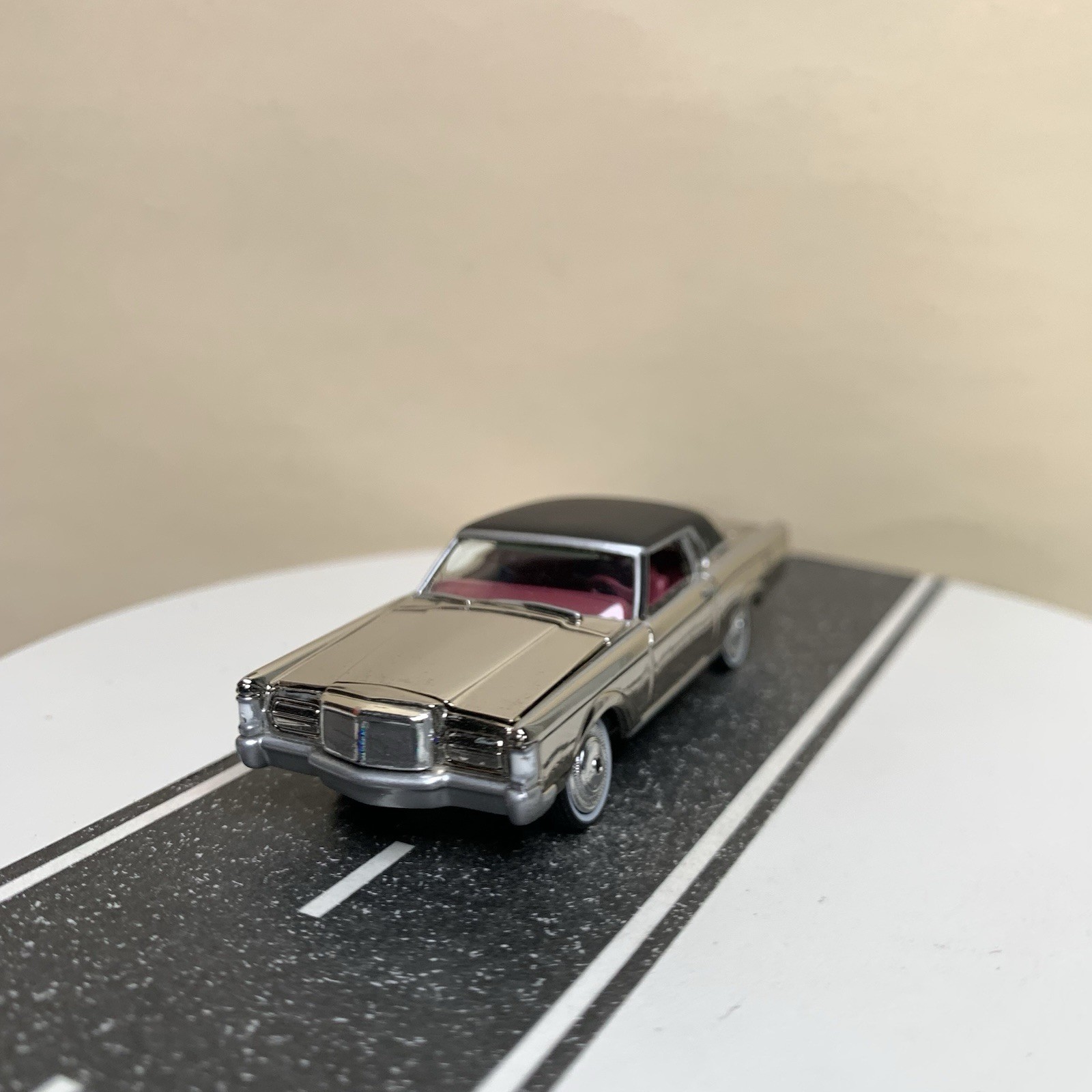 Johnny Lightning Classic Gold 1969 Lincoln Continental Mark III Chrome 1:64 NM