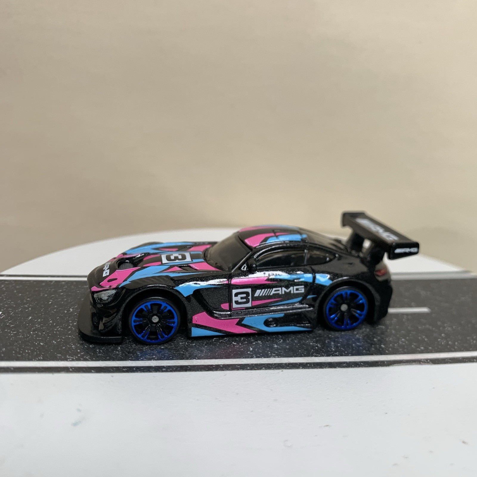 2024 Hot Wheels Neon Speeders #5/8 ’16 Mercedes-AMG GT3 Black/Blue/Pink 1:64 NM