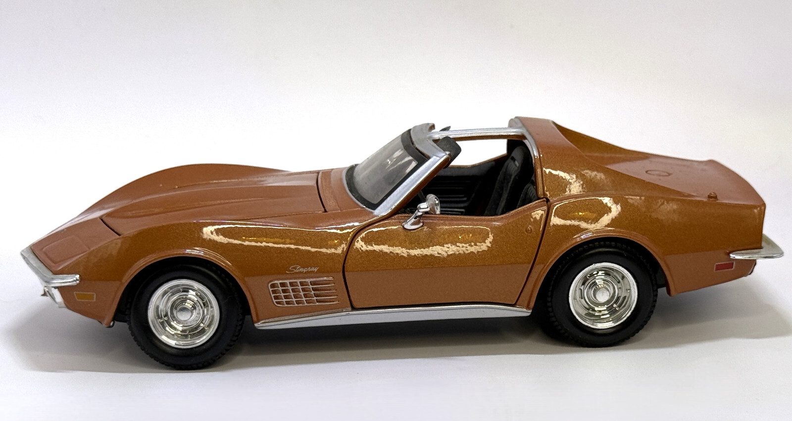 1970 Chevrolet Corvette T-top 1:24 Maisto Diecast Copper 1/24