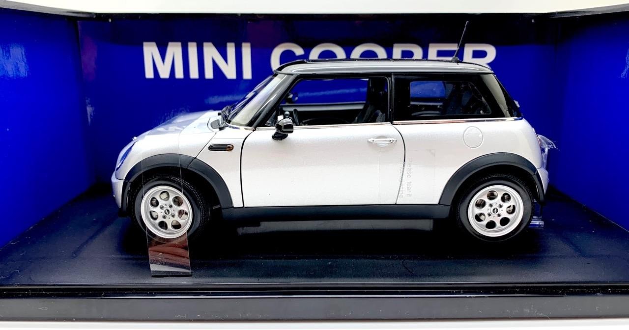 AUTOART MINI COOPER SILVER WITH BLACK ROOF 1/18