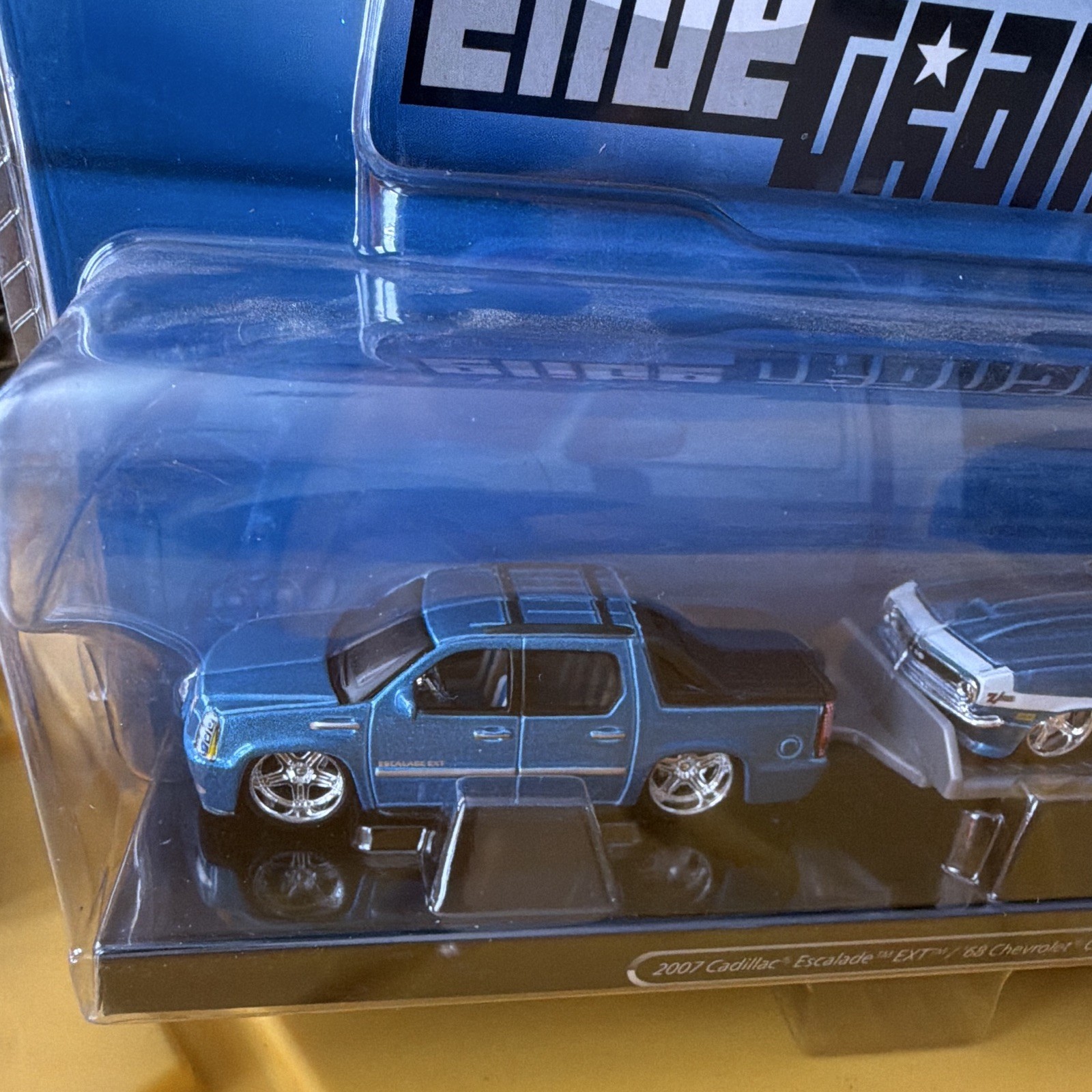 Maisto Elite Transport 1:64 Set 2007 Cadillac Escalade EXT & 1968 Camaro Z/28