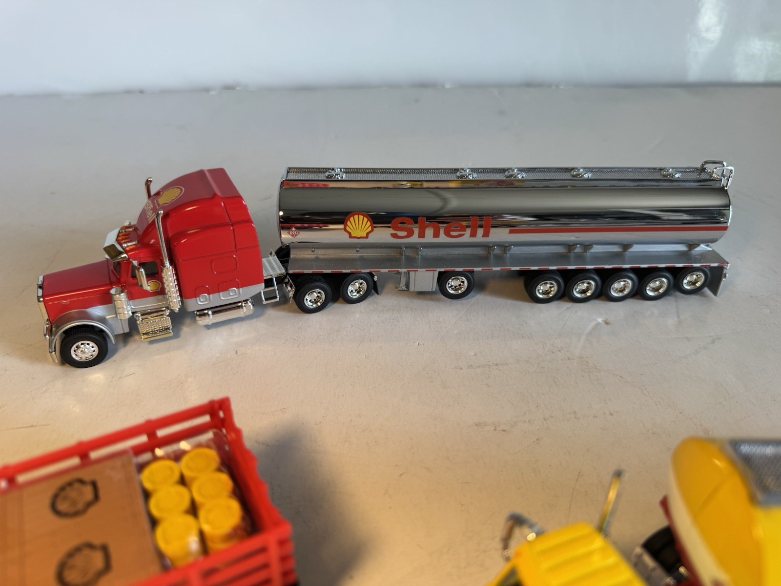 Speccast 1:64 Diecast Shell Peterbilt Tanker Trailer & Freightliner Rack Truck
