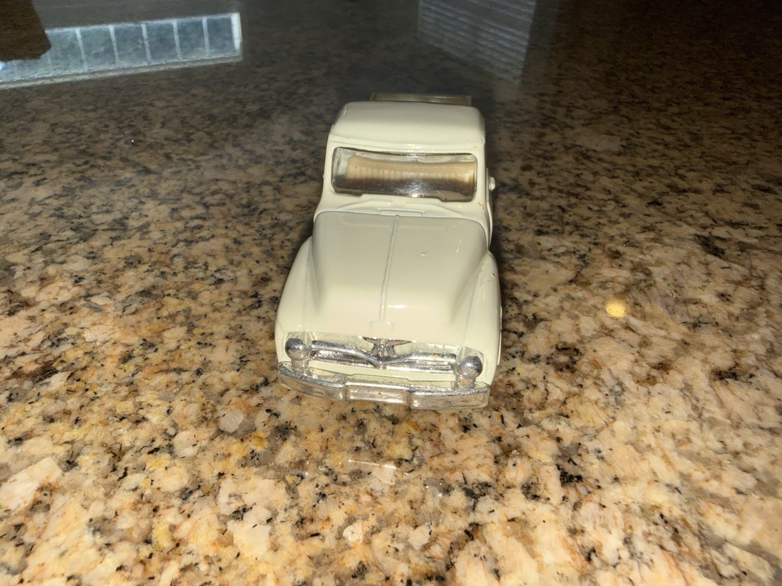 Kinsmart – 1:38 Scale Model 1956 Ford F-100 Pickup White (BBKT5385DW)