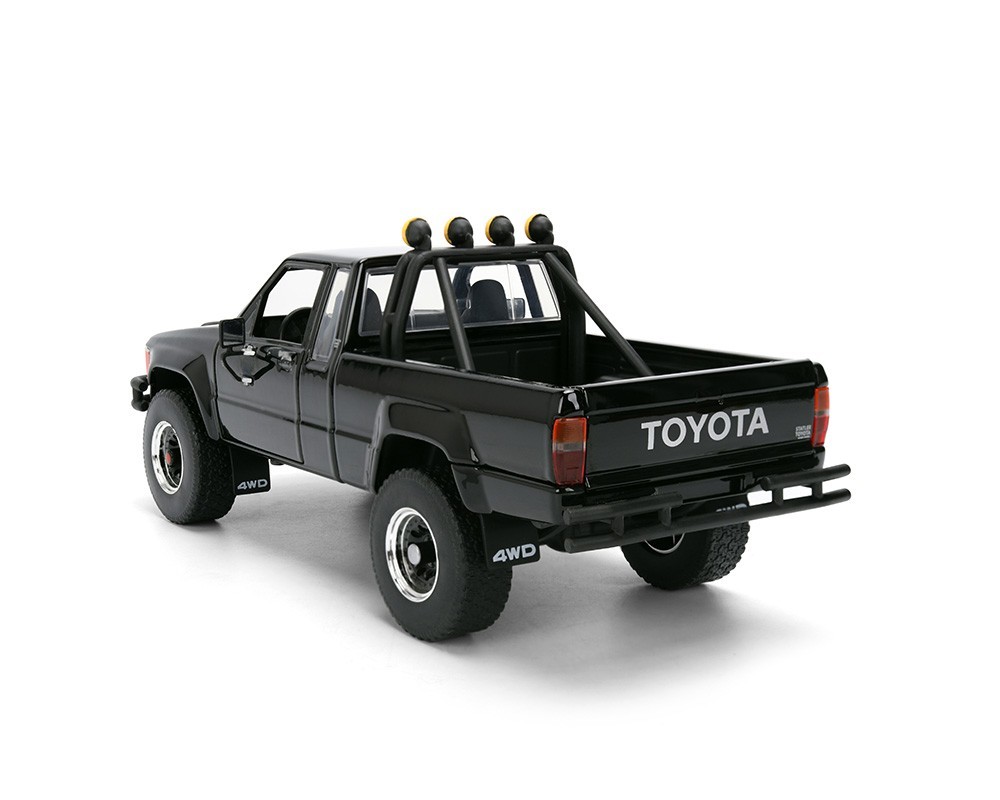Jada 1:24 1985 Toyota SR5 Pickup and Marty’s Skateboard – Back To The Future