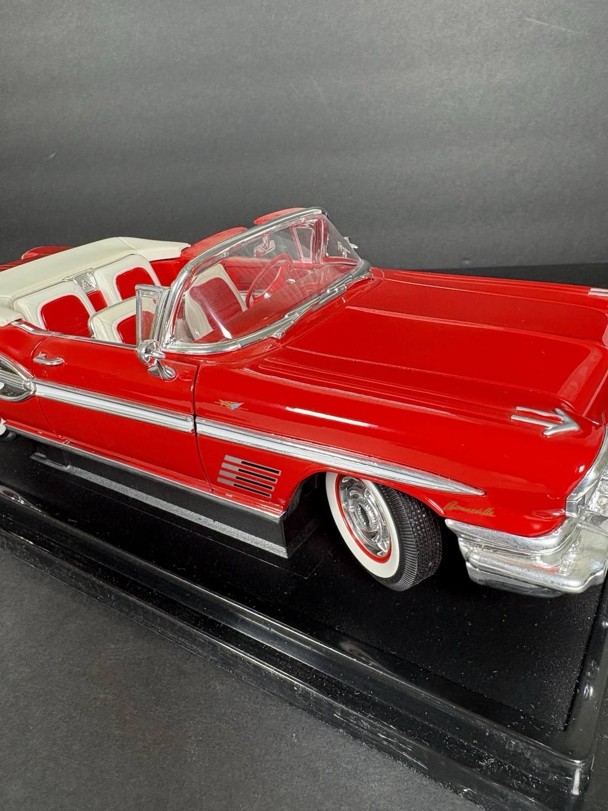 Road Signature 1958 Pontiac Bonneville Convertible 1:18 Diecast Red No Box