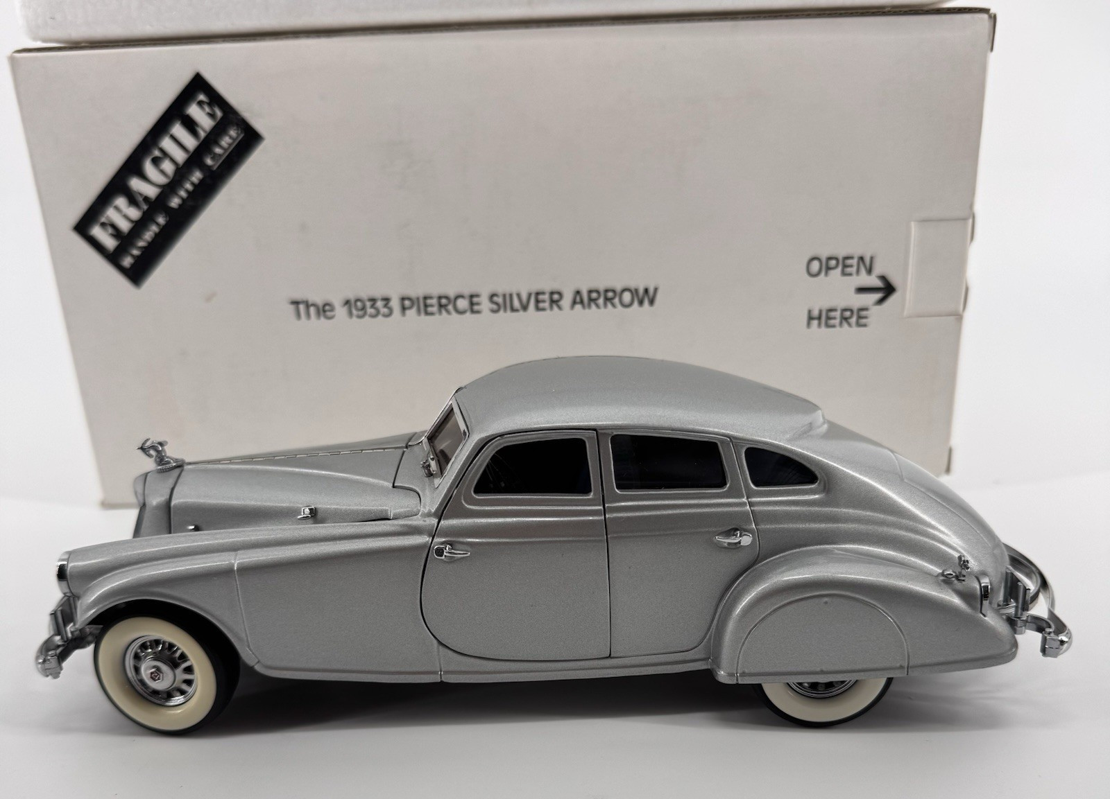 Danbury Mint 1933 Pierce Silver Arrow 1:24 Scale Diecast Metal Luxury Model Car