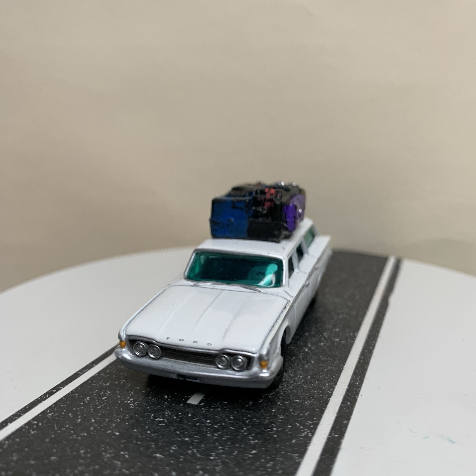 CUSTOM Johnny Lightning 1960 Ford Ranchero Wagon White w/Roof Luggage 1:64 NM