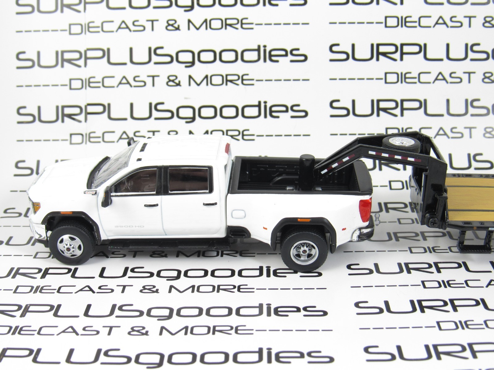 Greenlight 1:64 White 2022 GMC SIERRA 3500 Pro Dually Pickup w/Gooseneck Trailer