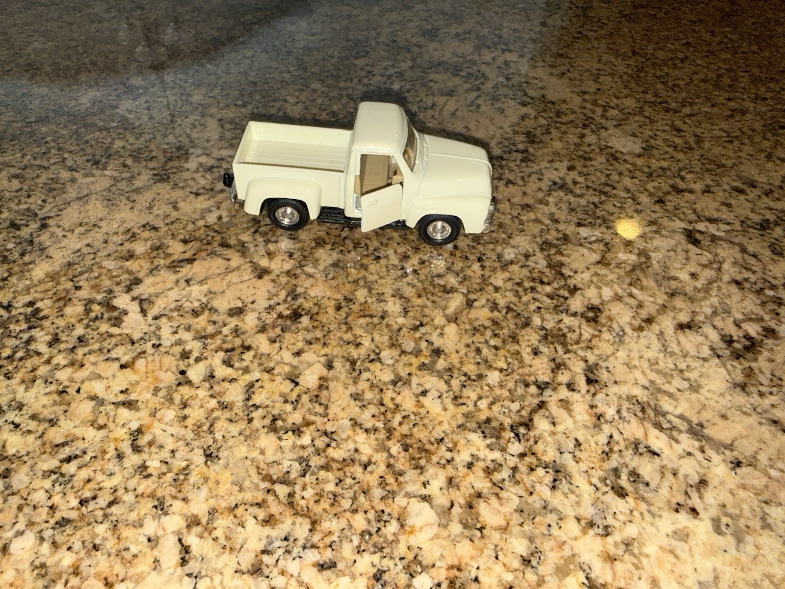 Kinsmart – 1:38 Scale Model 1956 Ford F-100 Pickup White (BBKT5385DW)