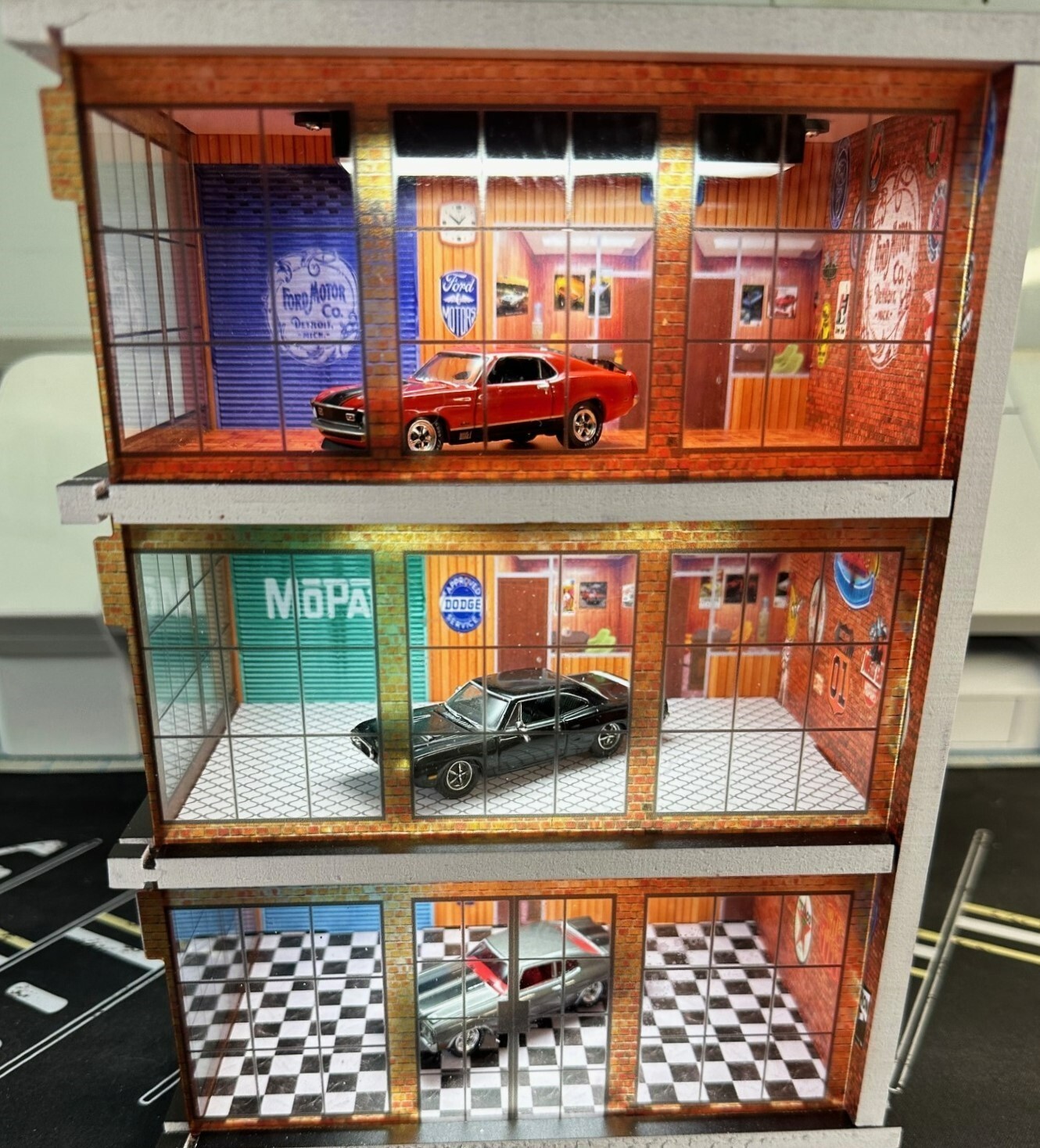 1/64 SCALE, MUSCLE CAR MOTORS SHOWROOM DIORAMA !