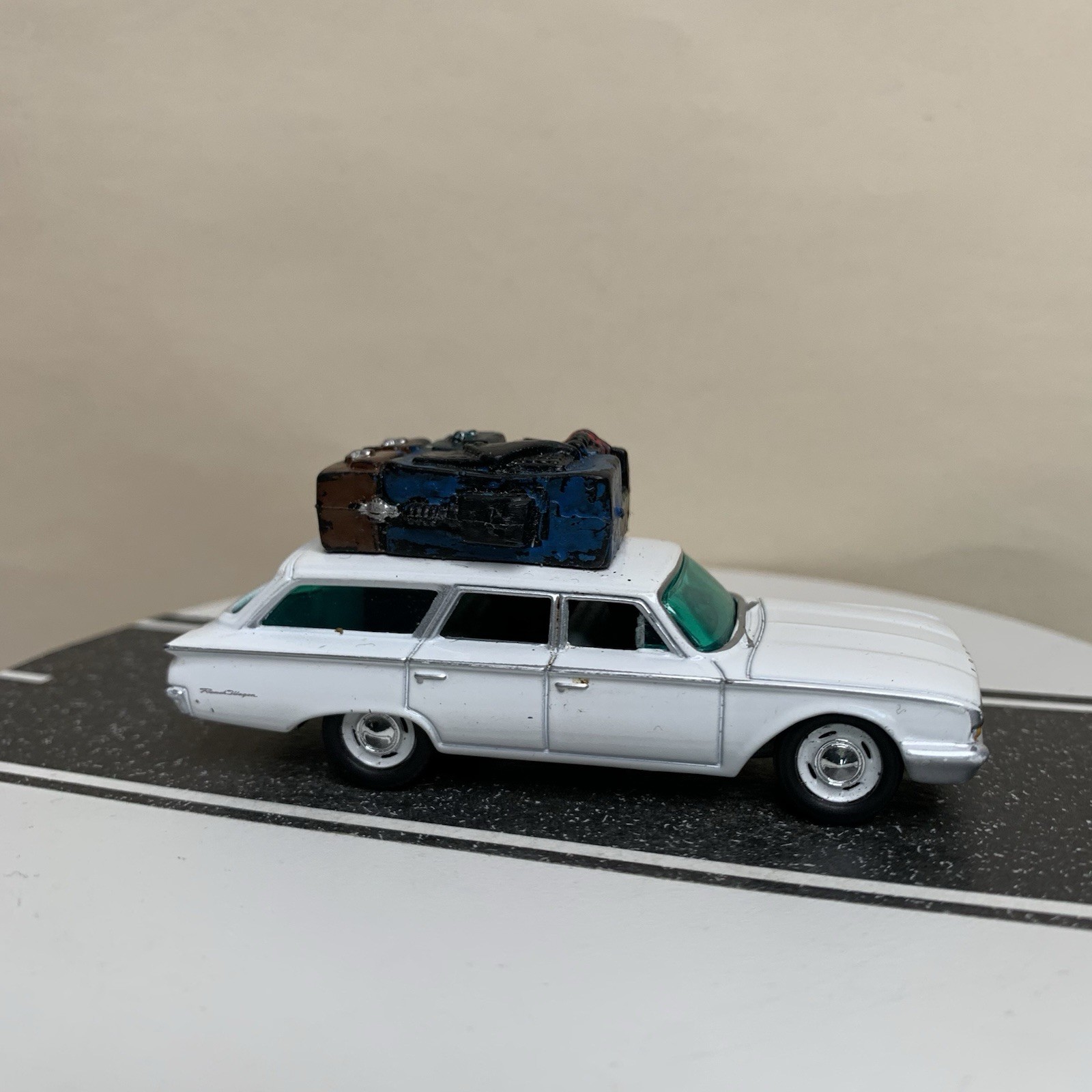 CUSTOM Johnny Lightning 1960 Ford Ranchero Wagon White w/Roof Luggage 1:64 NM