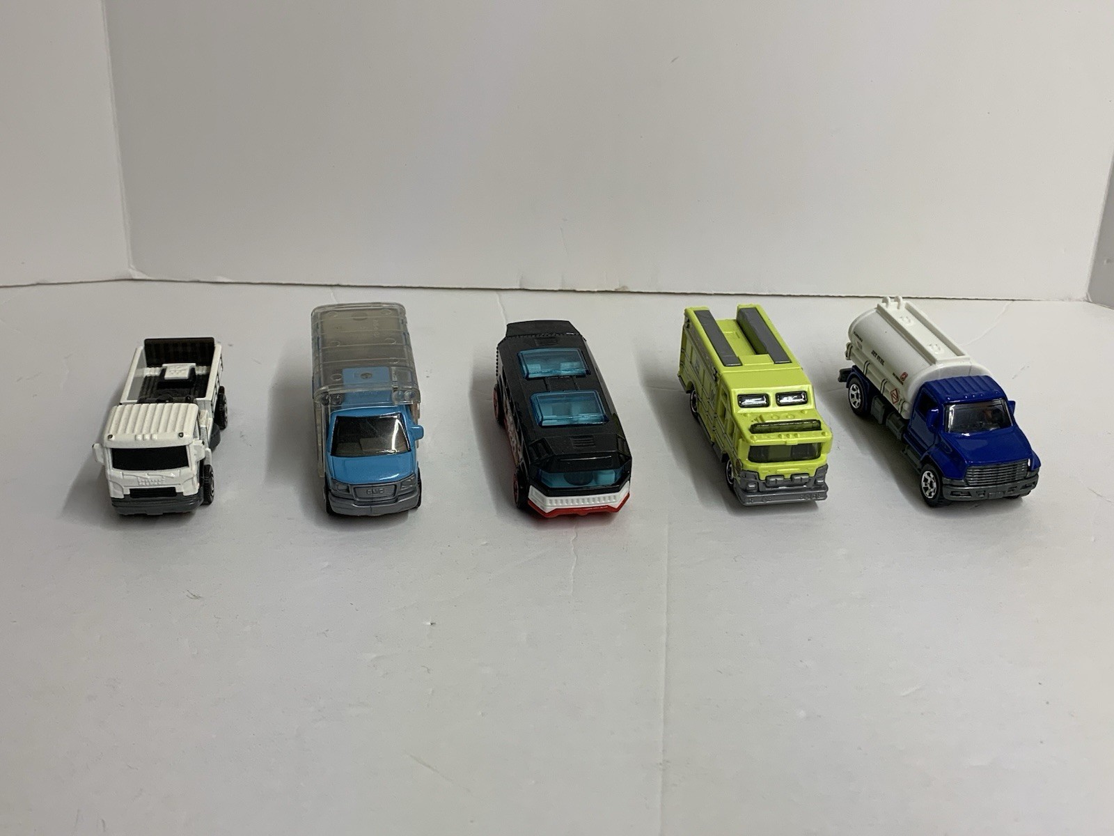 Lot Of 5 Toy Cars Die-cast And Plastic Hot wheels And Other Brands Preowned.