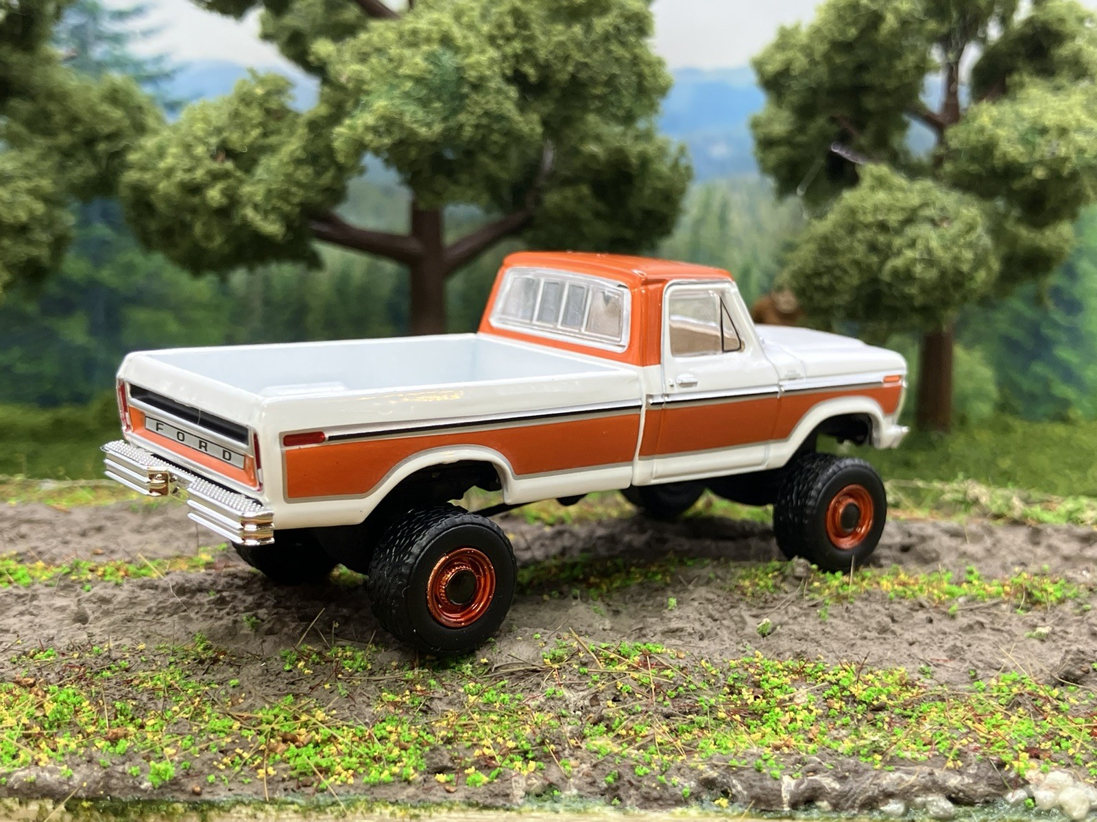 1977 Ford F-150 Ranger Explorer Lifted 4×4 Truck 1/64 Diecast Custom Greenlight