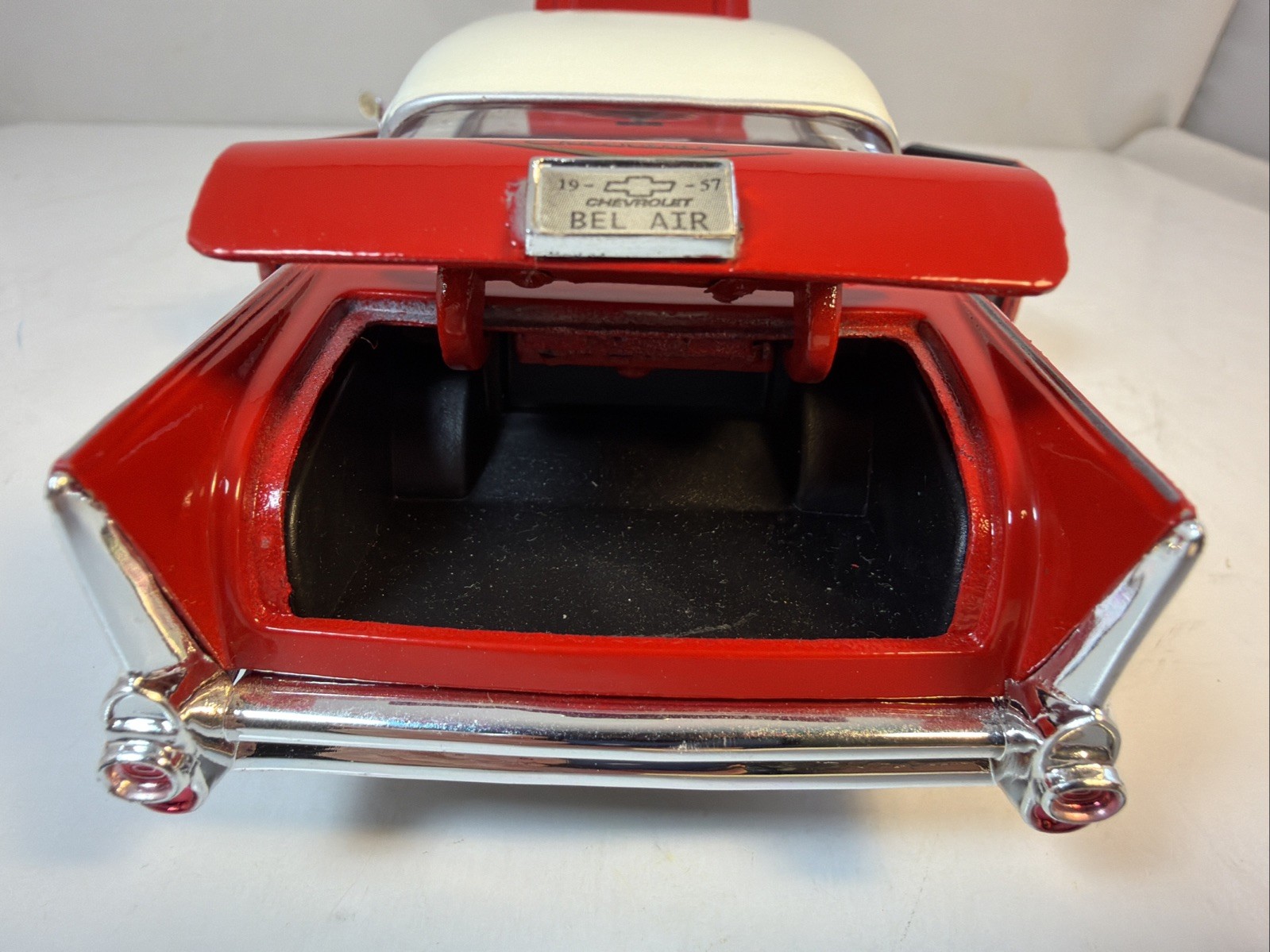 1:24 Scale Motormax 1957 Chevrolet Bel Air No. 68030/1 Red Officially Licensed