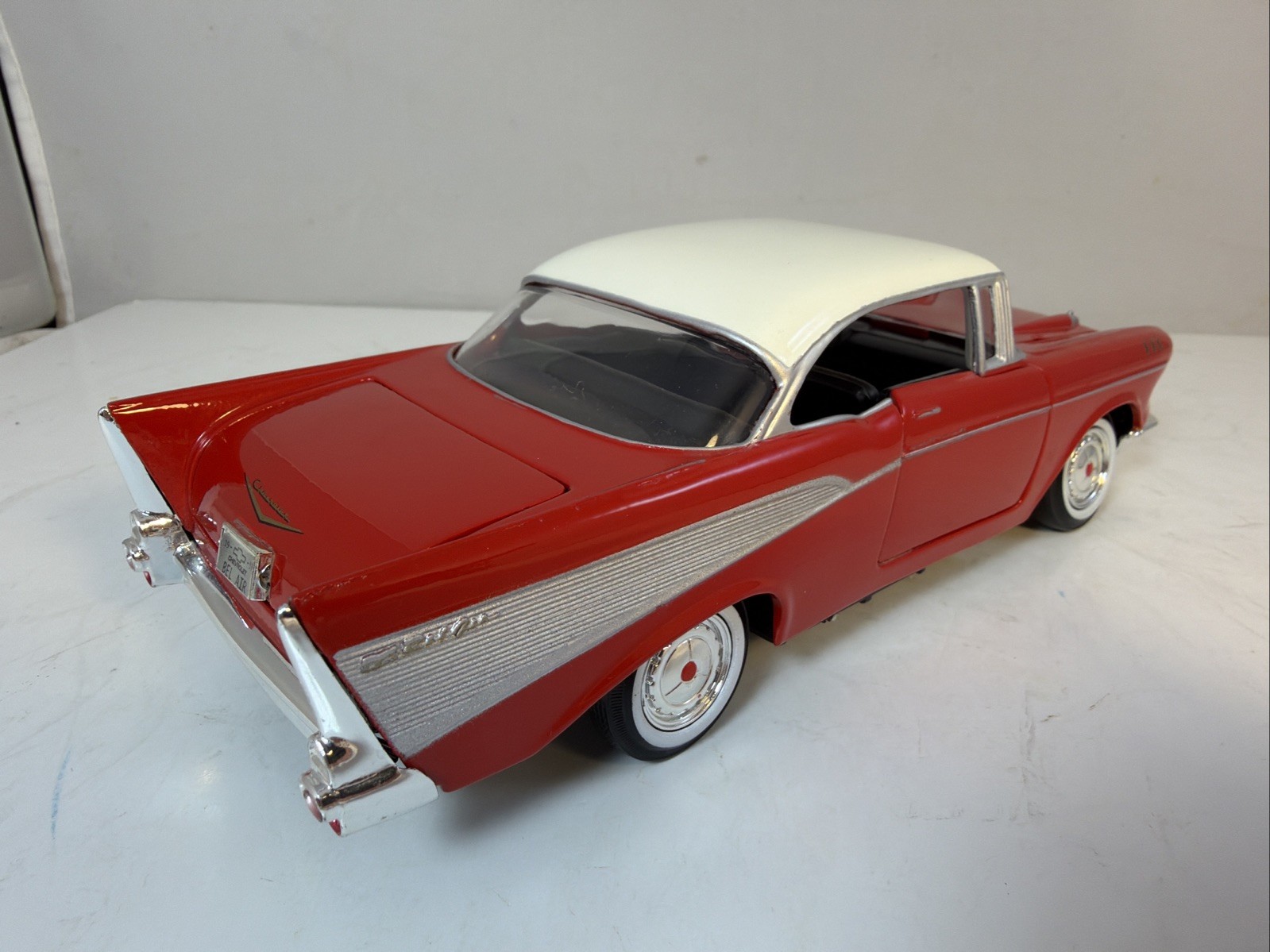 1:24 Scale Motormax 1957 Chevrolet Bel Air No. 68030/1 Red Officially Licensed