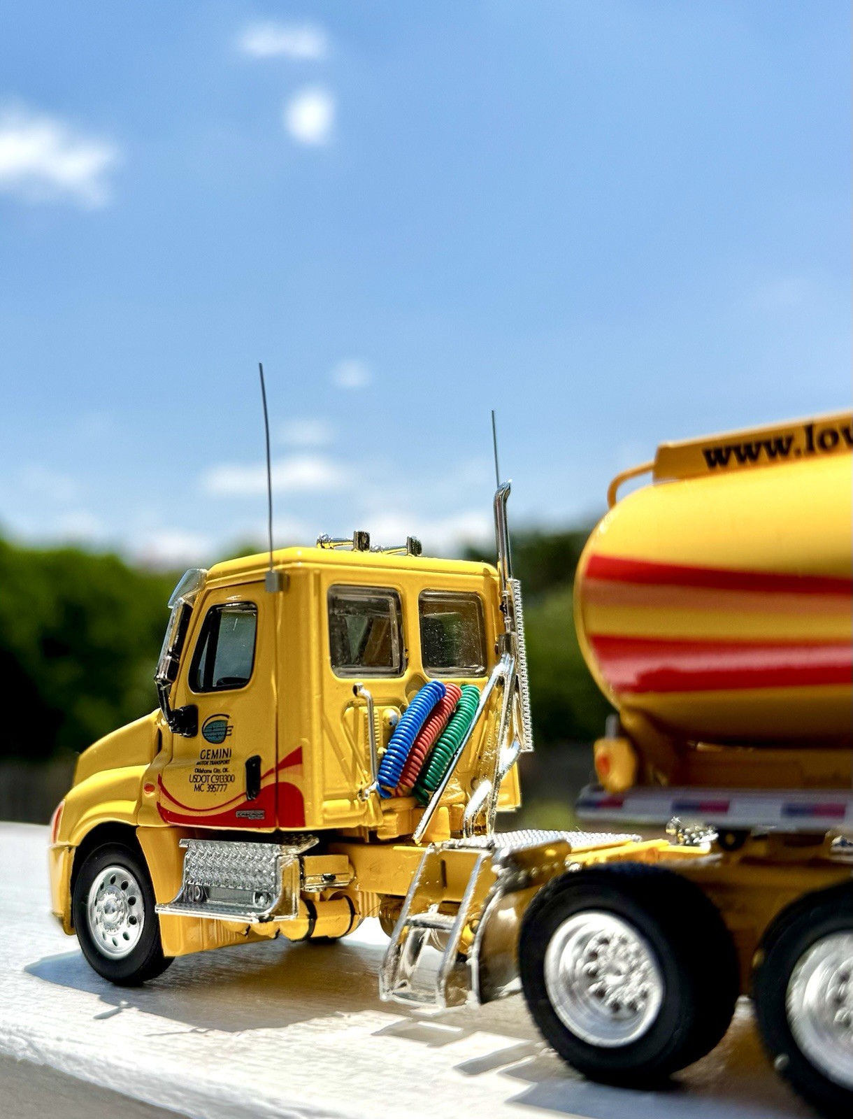 Tonkin 1/53 Loves Freightliner Cascadia Day Cab Fuel Tanker Semi Limited Edition