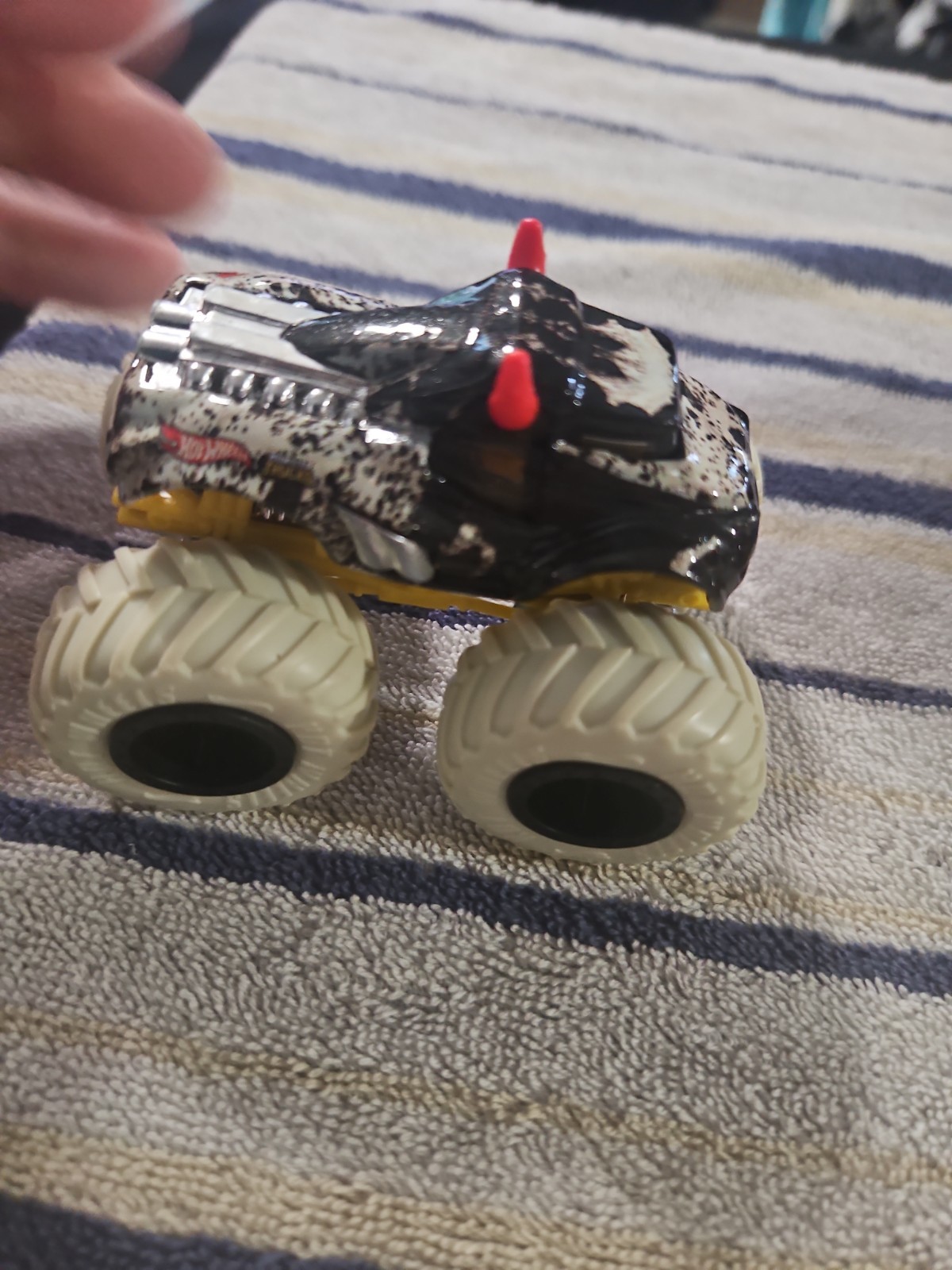 ~~•RARE~~~~MONSTER JAM “STEER CLEAR”™ 1/24 DIE-CAST BY HOT WHEELS™