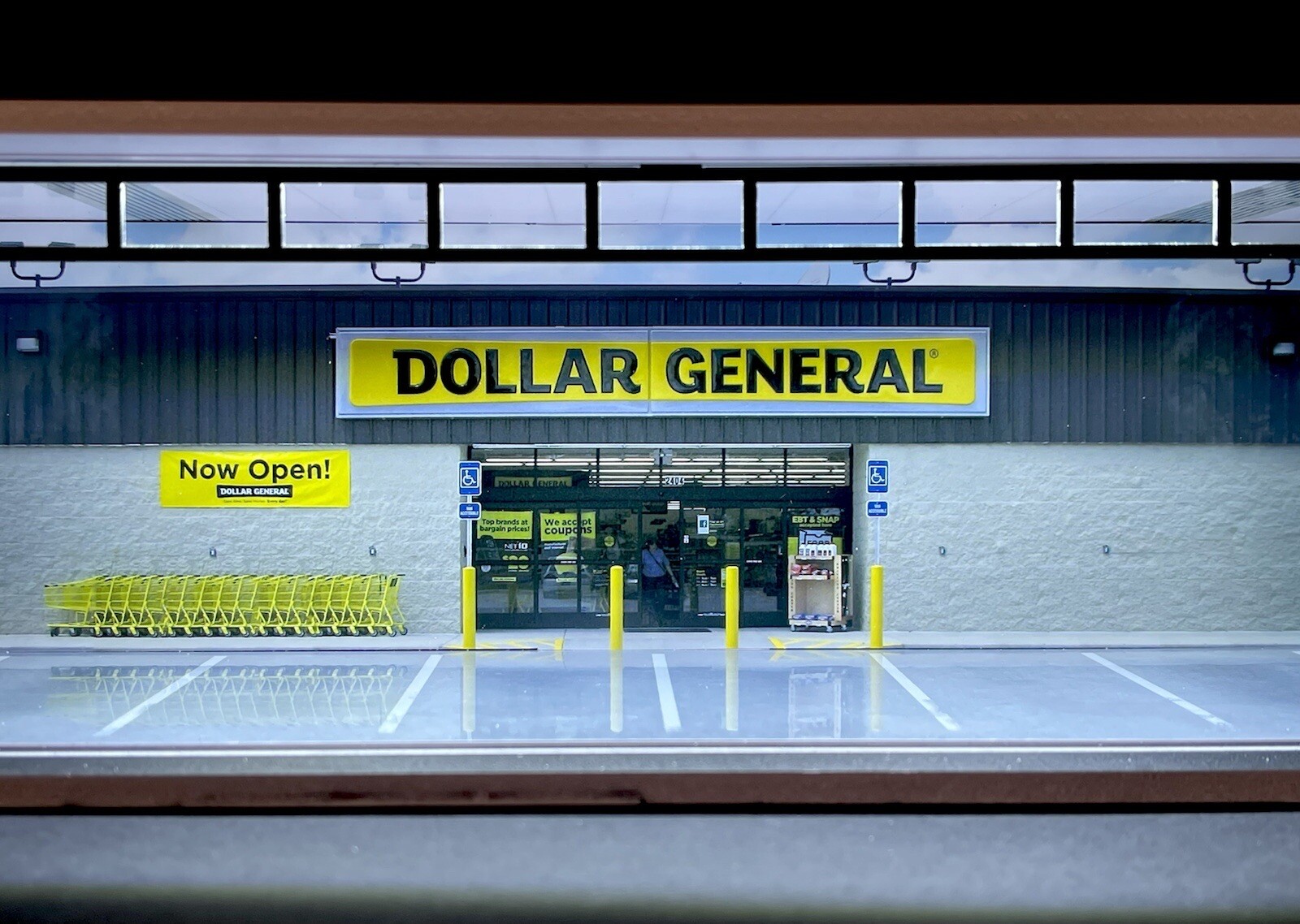 Dollar General Hot WheelZ Theme 1:64 Model Diorama Garage LED Lighting!