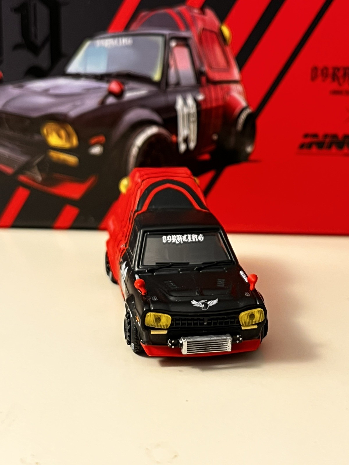 Inno64 X 09Racing 1:64 Nissan Sunny Hakatora 09 Racing Decepcionez
