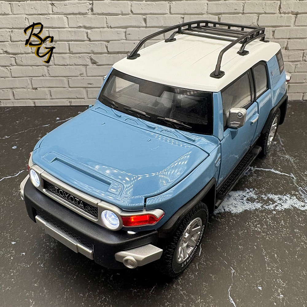 2007/2014 TOYOTA FJ Cruiser 1:24 Diecast – Officially Licensed – Blue With Box