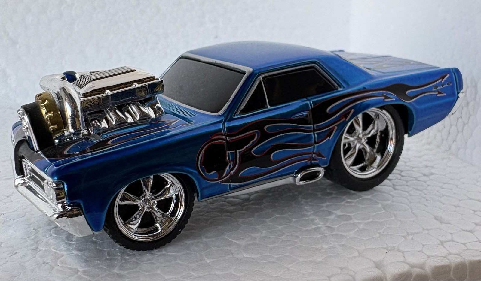 Muscle Machines 1965 Pontiac GTO Blue w/ Flames Chrome Blower 1/64 Diecast Car