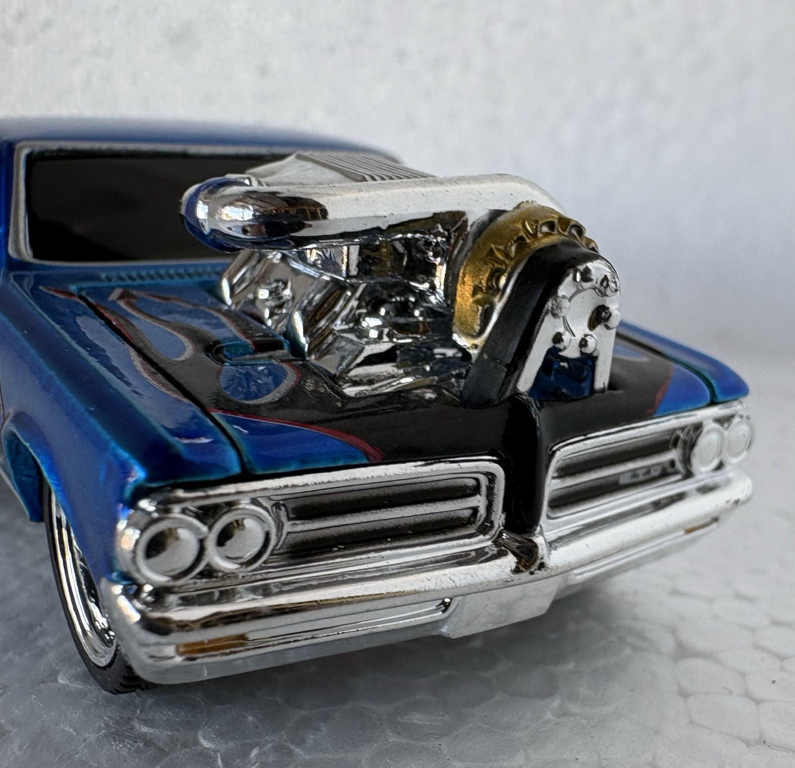 Muscle Machines 1965 Pontiac GTO Blue w/ Flames Chrome Blower 1/64 Diecast Car