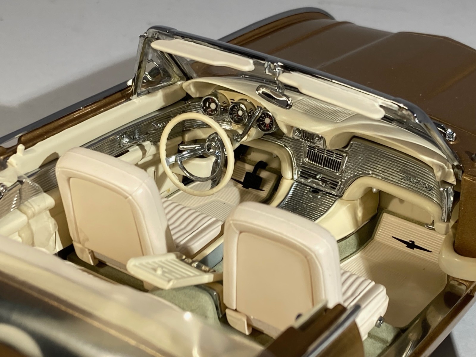 Danbury Mint 1:24 Ford Thunderbird Indy 500 Pace Car Diecast Gold