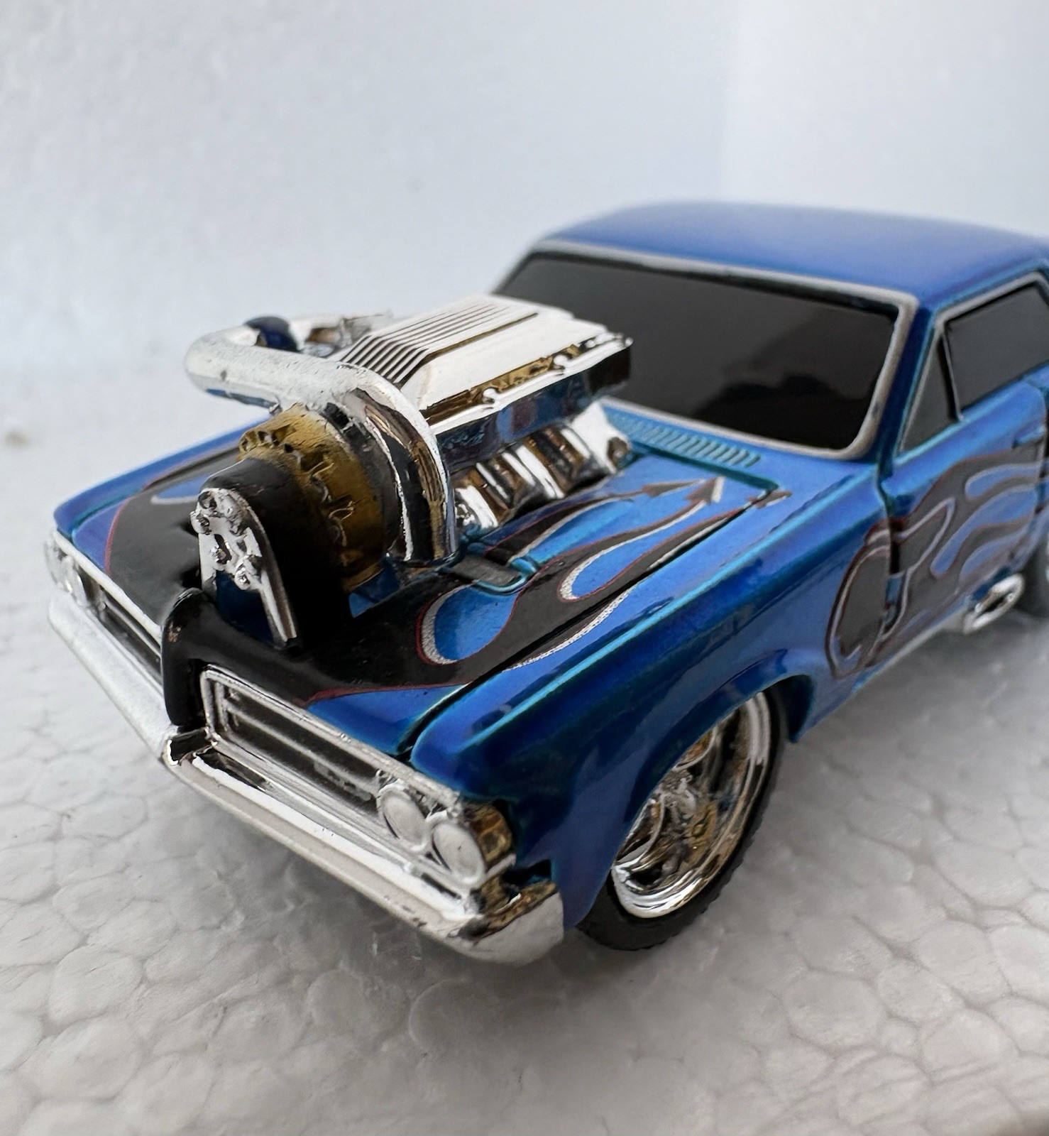 Muscle Machines 1965 Pontiac GTO Blue w/ Flames Chrome Blower 1/64 Diecast Car