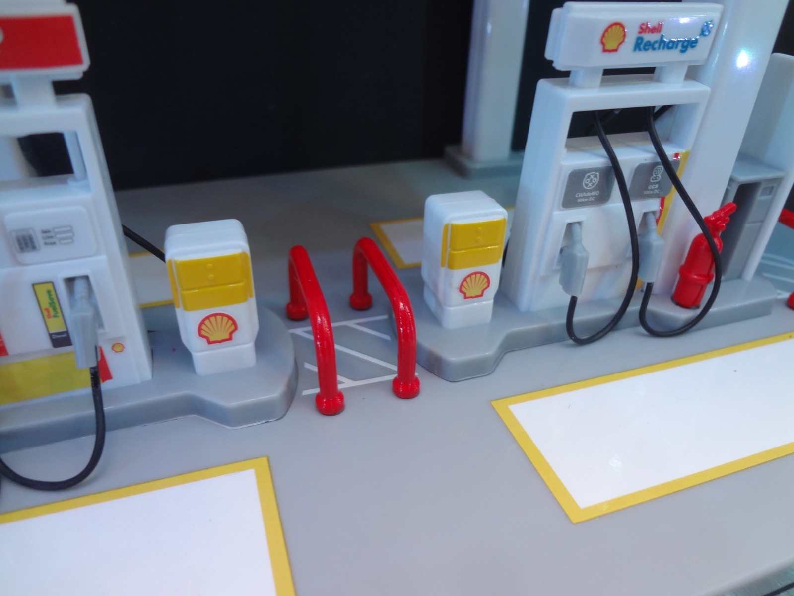 1:64 scale SHELL Gas Station snap on kit