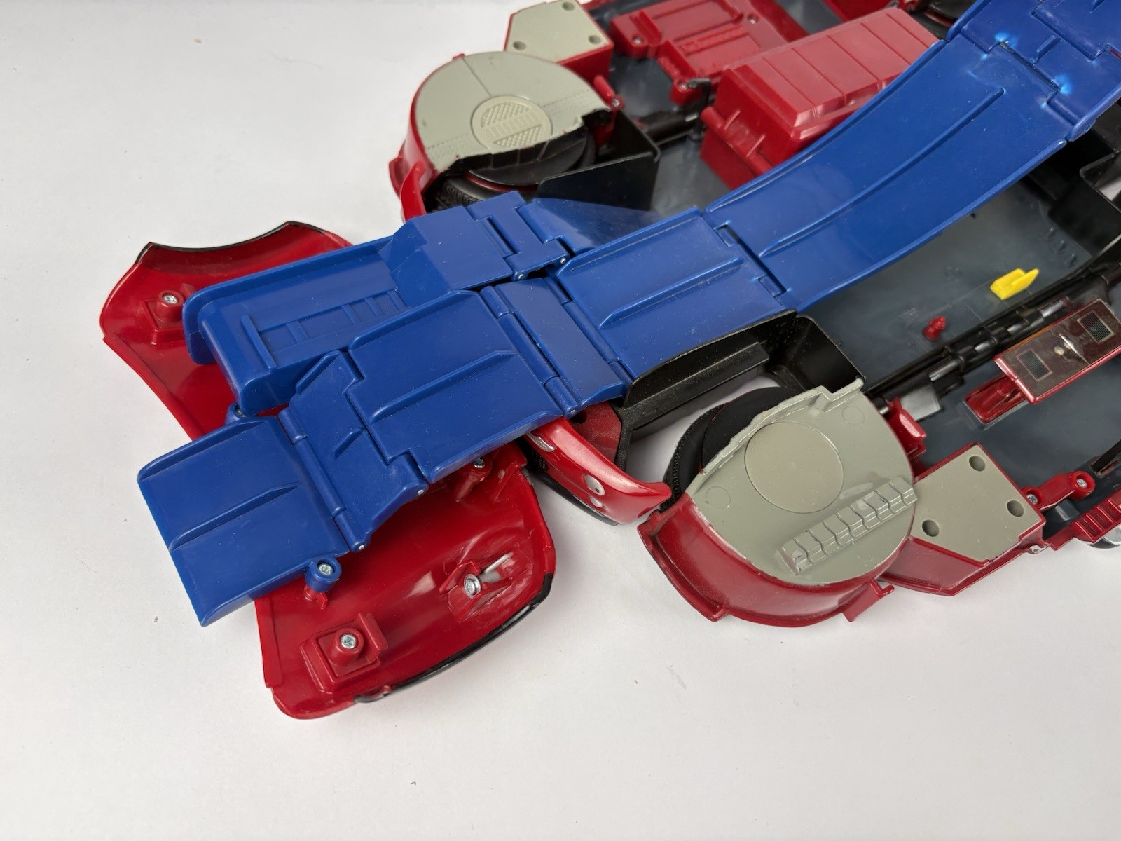 Playmates Micro Machines Mini Cooper with 2 Micro Cars – FOLDS OUT – 2004