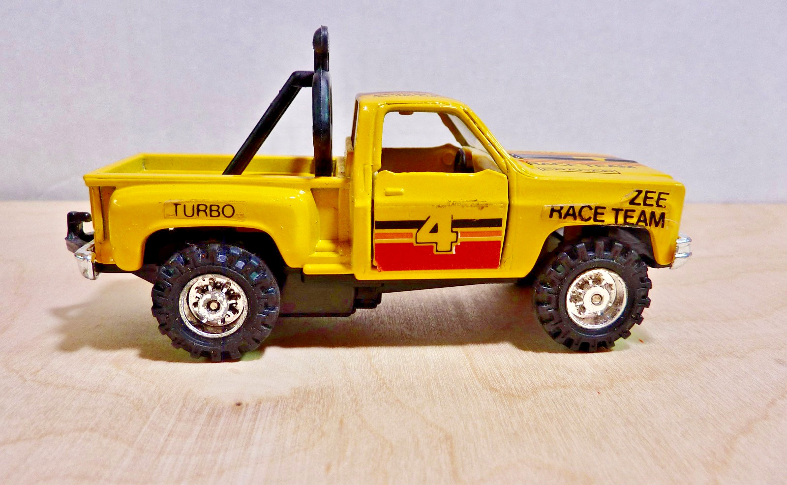 ZEE RACE TEAM CHEVY 4×4 DIECAST TRUCK w/ PULLBACK ACTION – 4 ½” LONG